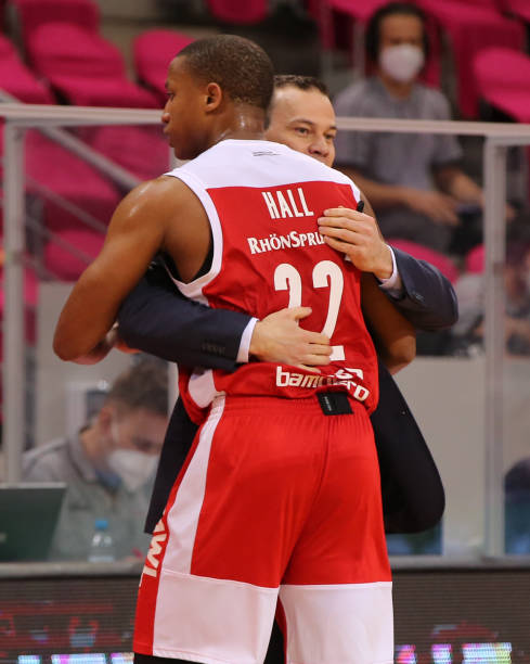 波尔图主帅：红牌？给欧斯塔基奥和帕雷德斯各一张黄牌更合适