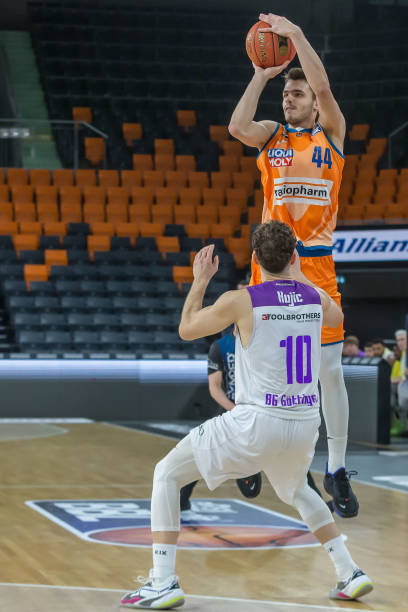 F1测试赛首日成绩：诺里斯创最快圈速，奥康88圈最多