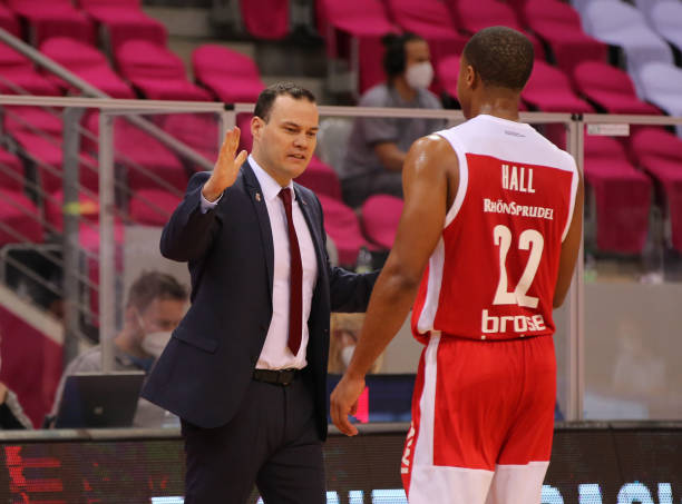 郭艾伦单节7中5得10分，广州26-11四川净胜15分（郭艾伦单节7投5中砍下10分，广州单节26比11净胜四川15分）